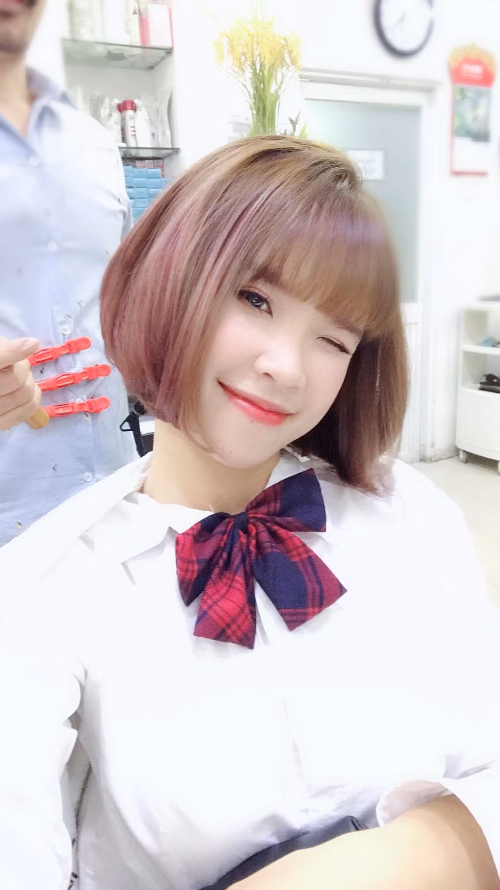 Một fanpage của người hâm mộ viết về nữ ca sĩ: "Một ca sĩ nhỏ nhắn, dễ thương, hay cười, có giọng hát trong veo và truyền cảm, không scandal, một MC không được đào tạo qua trường lớp nhưng thông minh, lanh lợi, khéo léo, có duyên". Trong những lời chúc, hầu hết người hâm mộ đều nêu ra đặc điểm "11 năm không scandal" và ngoại hình trẻ măng như teen của Khởi My.