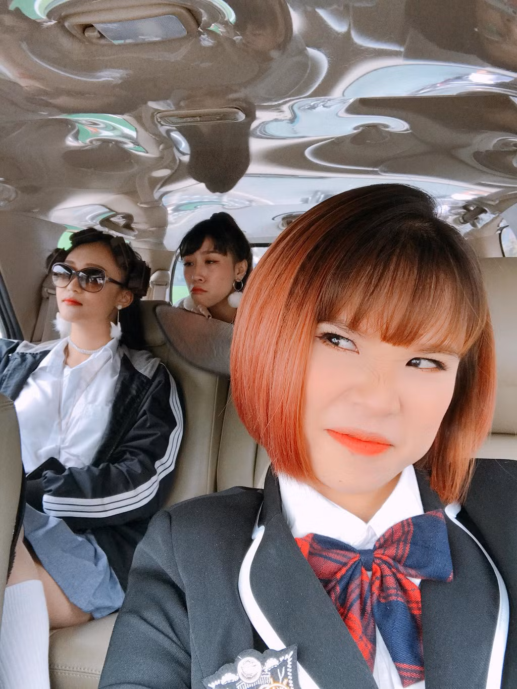 Các bức ảnh trên trang cá nhân hay fanpage chính thức của Khởi My cũng không có nhiều hình ảnh trau chuốt từ studio mà là những hình ảnh tự chụp đời thường, nhí nhố của nữ ca sĩ. Được biết đến bởi tính cách hài hước, Khởi My cũng có nhiều biểu cảm tinh nghịch trong các bức ảnh.