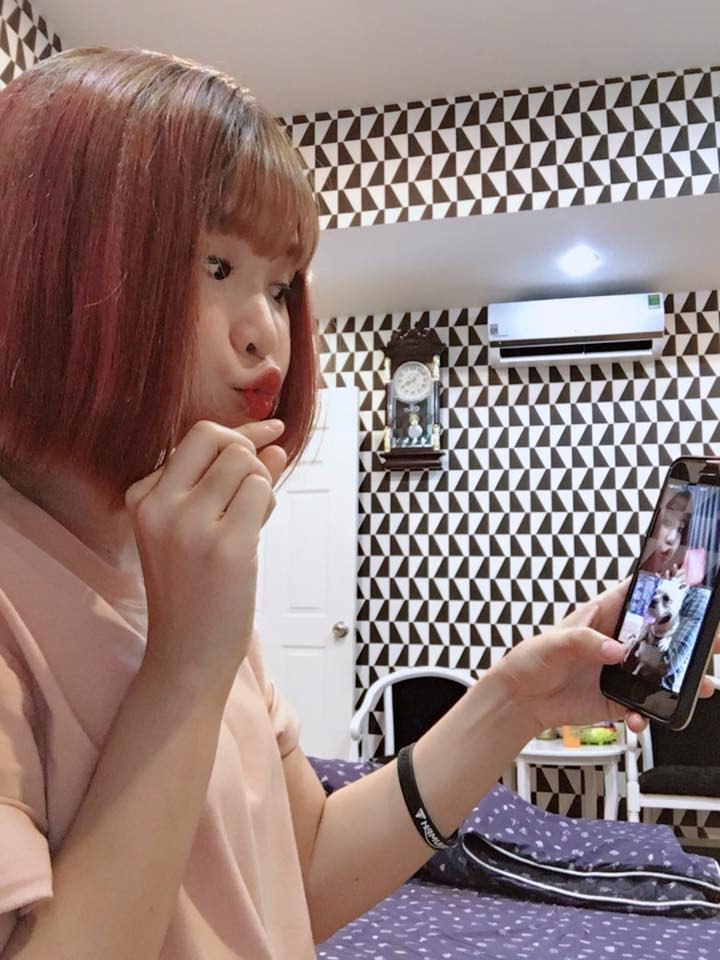 Khởi My là một trong những sao Việt trẻ hot nhất hiện nay trên mạng xã hội. Cô sở hữu fanpage có 10,6 triệu lượt thích và trang cá nhân 1,8 triệu lượt thích.