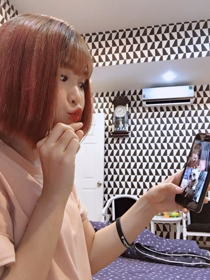 Khởi My là một trong những sao Việt trẻ hot nhất hiện nay trên mạng xã hội. Cô sở hữu fanpage có 10,6 triệu lượt thích và trang cá nhân 1,8 triệu lượt thích.