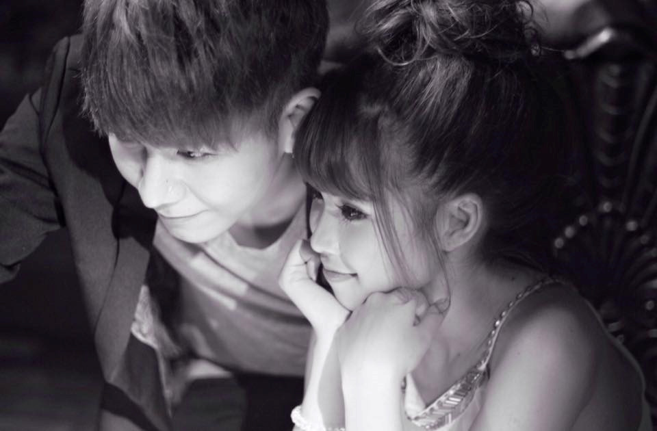 Một hình ảnh cách đây nhiều năm của Khởi My và Kelvin Khánh được cô chia sẻ trước đám cưới cuối năm 2017, cho thấy gương mặt Khởi My hiện nay không có nhiều thay đổi so với trước đây.