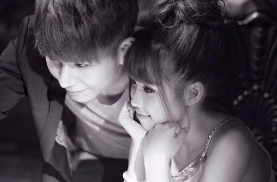 Một hình ảnh cách đây nhiều năm của Khởi My và Kelvin Khánh được cô chia sẻ trước đám cưới cuối năm 2017, cho thấy gương mặt Khởi My hiện nay không có nhiều thay đổi so với trước đây.