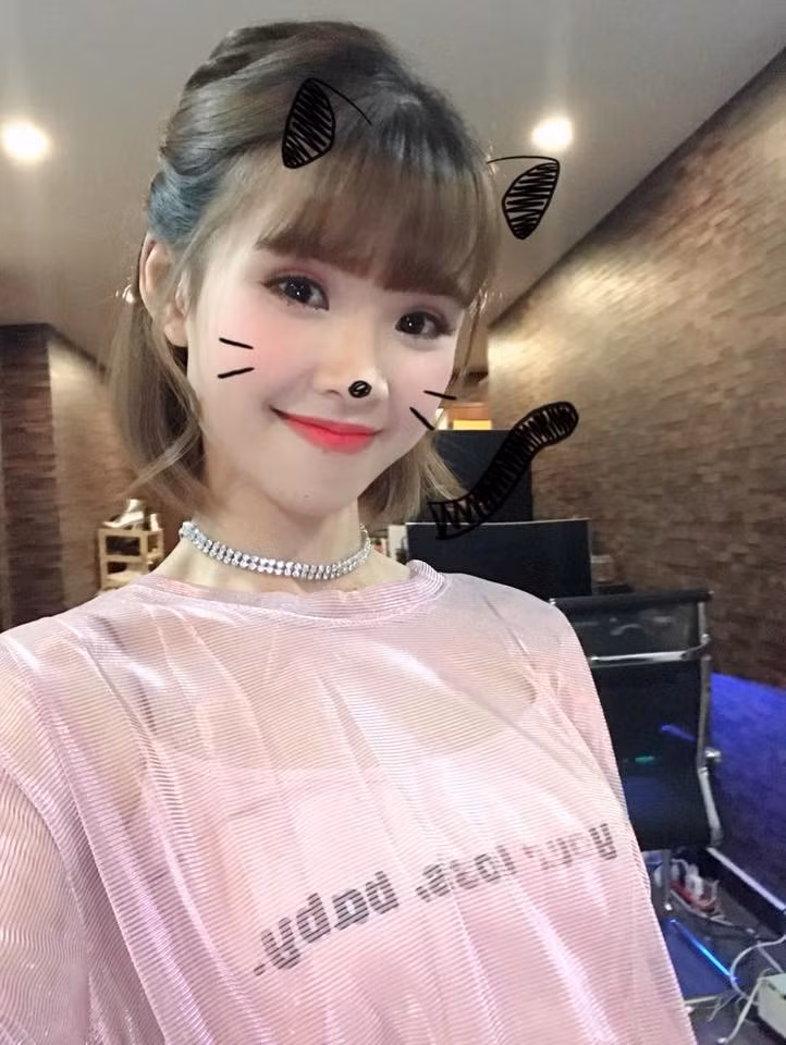 Bên cạnh đó, vóc dáng nhỏ nhắn và gu ăn mặc rất teen của Khởi My cũng là một trong những yếu tố giúp cô trông trẻ măng. Cô chuộng trang phục áo thun, sơ mi kẻ, quần short hoặc váy ngắn, kết hợp với choker cá tính.