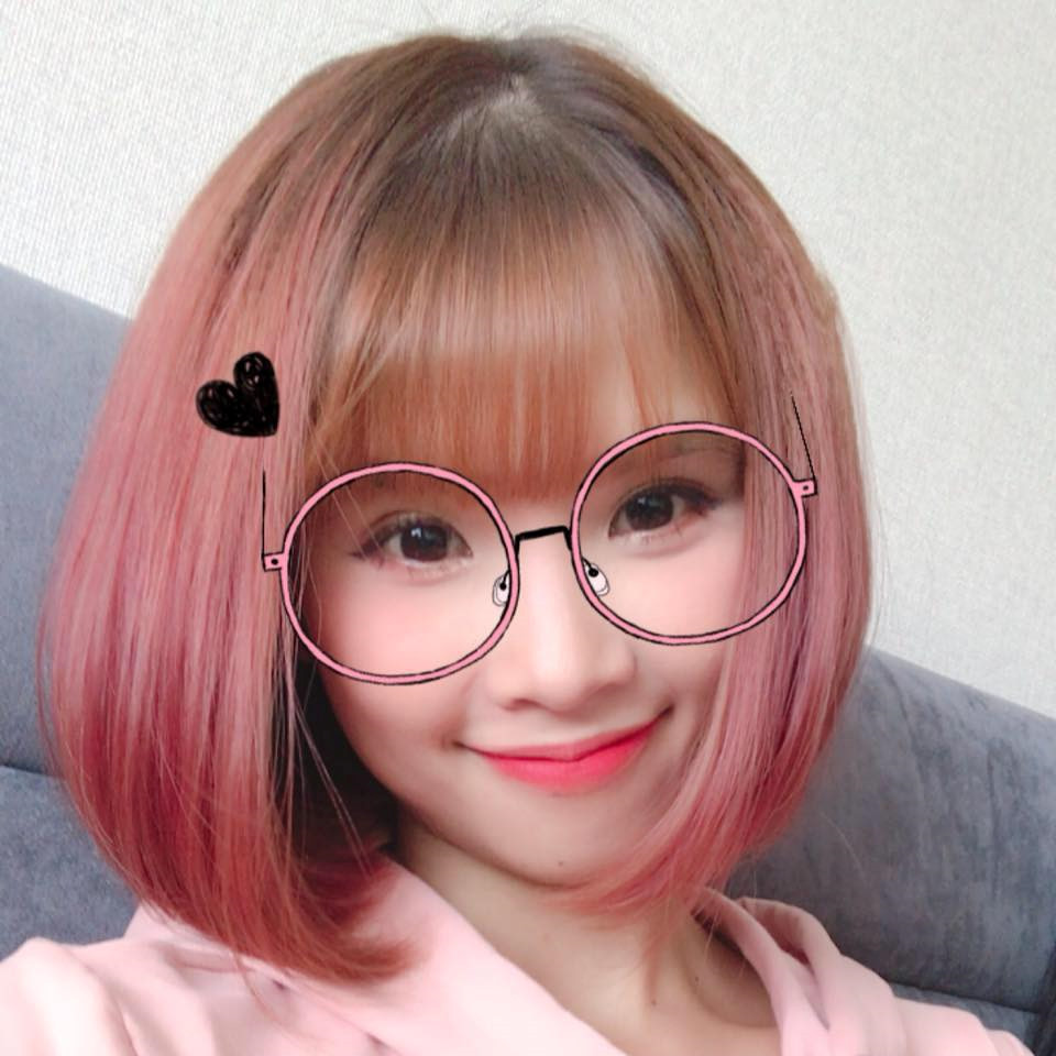 Khởi My cũng thường xuyên sử dụng các ứng dụng chụp ảnh trên điện thoại như các bạn trẻ khác, bên cạnh sở thích uống trà sữa nhà làm. Nữ ca sĩ cũng ưa chuộng những màu tóc sáng thời thượng của lứa tuổi teen.