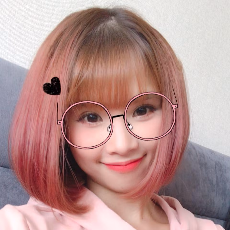 Khởi My cũng thường xuyên sử dụng các ứng dụng chụp ảnh trên điện thoại như các bạn trẻ khác, bên cạnh sở thích uống trà sữa nhà làm. Nữ ca sĩ cũng ưa chuộng những màu tóc sáng thời thượng của lứa tuổi teen.