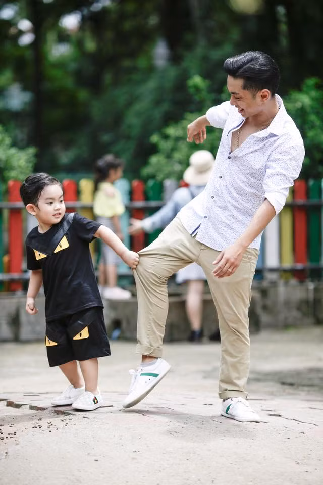 Khoảnh khắc đáng yêu của Phan Hiển và quý tử Kubi Minh Cường giữa đời thường. Kubi vừa tròn 3 tuổi, vóc dáng đã trở nên cứng cáp. Cậu bé rất năng động và thừa hưởng được gene nhảy múa của cha mẹ.
