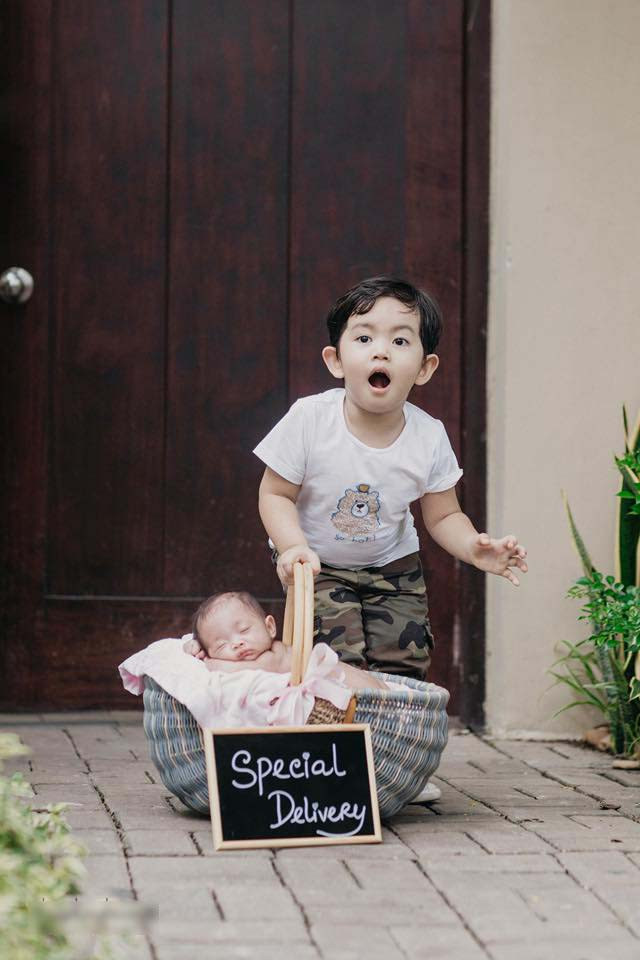 Khoảnh khắc "tiểu công chúa" Anna ngủ yên bình bên anh trai Kubi. Biểu cảm đáng yêu của quý tử đầu lòng nhà Khánh Thi khiến dân mạng phát cuồng.