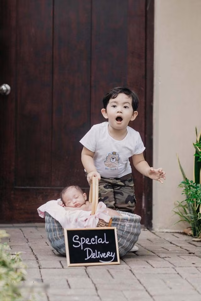 Khoảnh khắc "tiểu công chúa" Anna ngủ yên bình bên anh trai Kubi. Biểu cảm đáng yêu của quý tử đầu lòng nhà Khánh Thi khiến dân mạng phát cuồng.