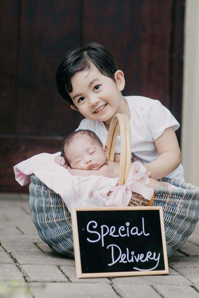 Đối với Khánh Thi, sự xuất hiện của bé Anna mang lại cho cô rất nhiều cảm xúc tuyệt vời. "Một ngày đẹp trời Anna bước vào cuộc sống của ba mẹ. Món quà tuyệt vời mà Chúa Trời ban tặng cho gia đình khiến ai cũng hạnh phúc, đặc biệt là anh Kubi", nữ kiện tướng dancesport tâm sự.