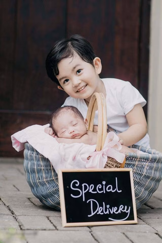 Đối với Khánh Thi, sự xuất hiện của bé Anna mang lại cho cô rất nhiều cảm xúc tuyệt vời. "Một ngày đẹp trời Anna bước vào cuộc sống của ba mẹ. Món quà tuyệt vời mà Chúa Trời ban tặng cho gia đình khiến ai cũng hạnh phúc, đặc biệt là anh Kubi", nữ kiện tướng dancesport tâm sự.