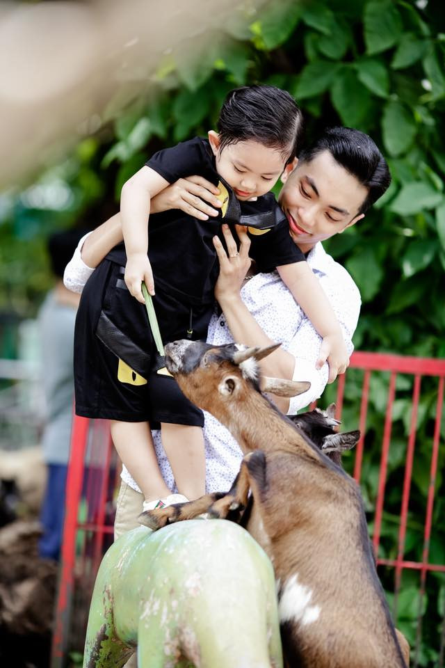 Mới đây, vợ chồng Khánh Thi-Phan Hiển tung bộ ảnh mới ghi lại những khoảnh khắc hạnh phúc nhất của tố ấm.