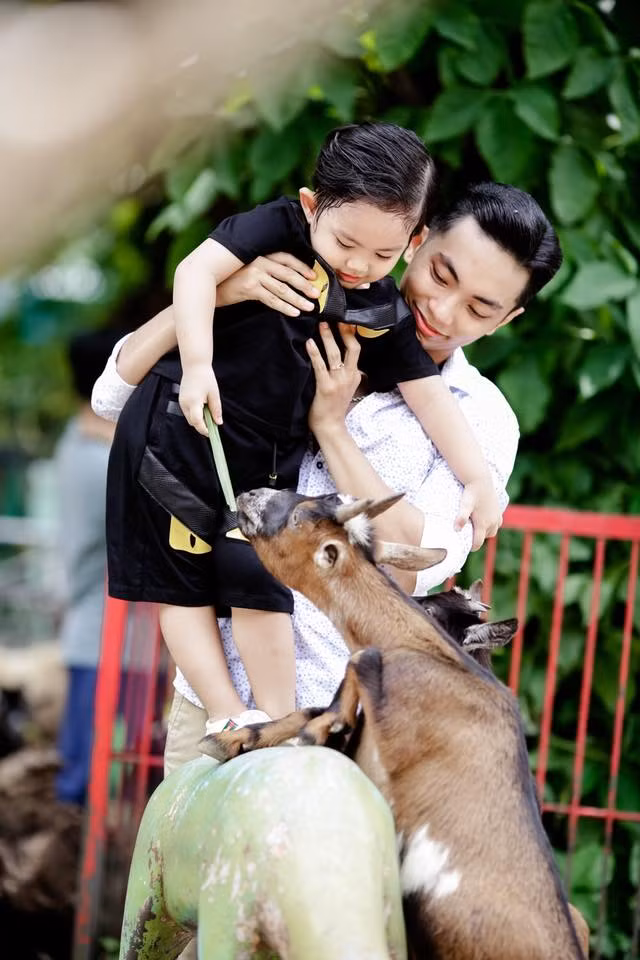 Mới đây, vợ chồng Khánh Thi-Phan Hiển tung bộ ảnh mới ghi lại những khoảnh khắc hạnh phúc nhất của tố ấm.