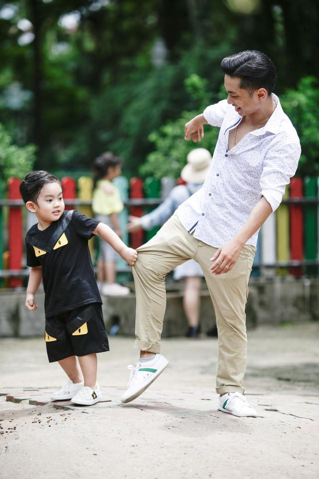 Khoảnh khắc đáng yêu của Phan Hiển và quý tử Kubi Minh Cường giữa đời thường. Kubi vừa tròn 3 tuổi, vóc dáng đã trở nên cứng cáp. Cậu bé rất năng động và thừa hưởng được gene nhảy múa của cha mẹ.