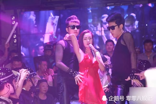 Theo inews.qq, đầu tháng 6 vừa qua, Can Lộ Lộ bị bắt gặp đi hát quán bar với bộ đồ giống như váy ngủ. Hình ảnh được người hâm mộ chụp lại và đăng tải lên mạng xã hội giúp tên tuổi người đẹp "bị đuổi khỏi showbiz" hot trở lại. Trong ảnh, diễn viên sinh năm 1985 mặc bộ đồ rất sexy được QQ nhận xét giống trông giống như váy ngủ, đang uốn éo bên các vũ công nam, xung quanh khán giả đều là nam giới.