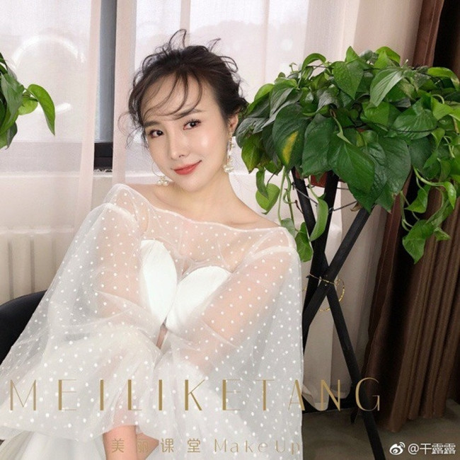 Sau 6 năm, Can Lộ Lộ cho thấy một hình ảnh hoàn toàn khác. Cô hạn chế ăn mặc sexy mà thay vào đó là những bộ cánh kín đáo hơn.