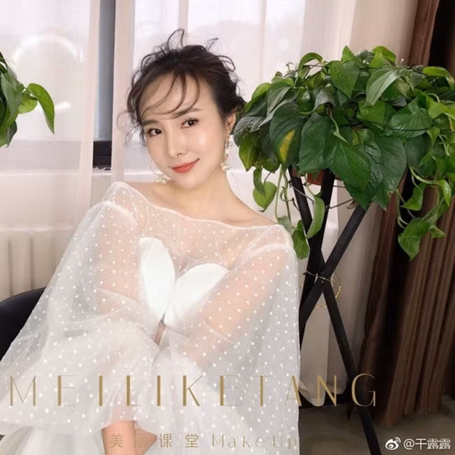 Sau 6 năm, Can Lộ Lộ cho thấy một hình ảnh hoàn toàn khác. Cô hạn chế ăn mặc sexy mà thay vào đó là những bộ cánh kín đáo hơn.