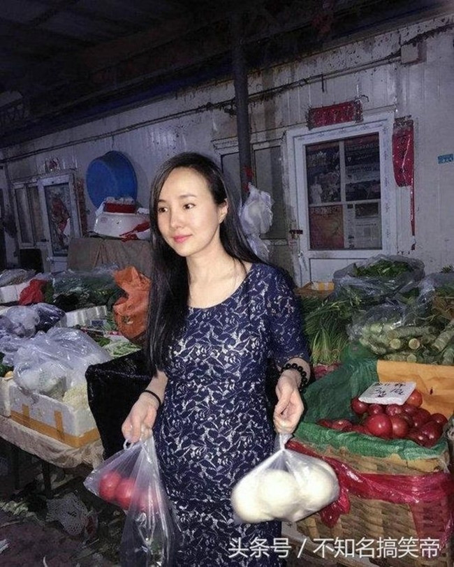 Hồi tháng 8.2017, Can Lộ Lộ cũng bị bắt gặp đi chợ mua rau. Hình ảnh bình dị của cô nàng khiến nhiều người ngỡ ngàng trước sự "lột xác" nhanh chóng, sau nhiều năm ồn ào với các scandal.