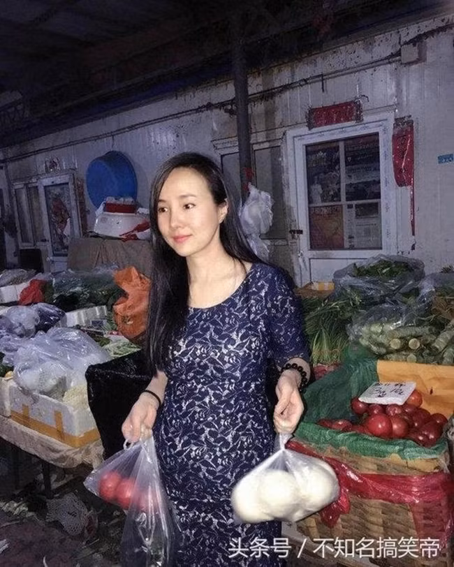 Hồi tháng 8.2017, Can Lộ Lộ cũng bị bắt gặp đi chợ mua rau. Hình ảnh bình dị của cô nàng khiến nhiều người ngỡ ngàng trước sự "lột xác" nhanh chóng, sau nhiều năm ồn ào với các scandal.