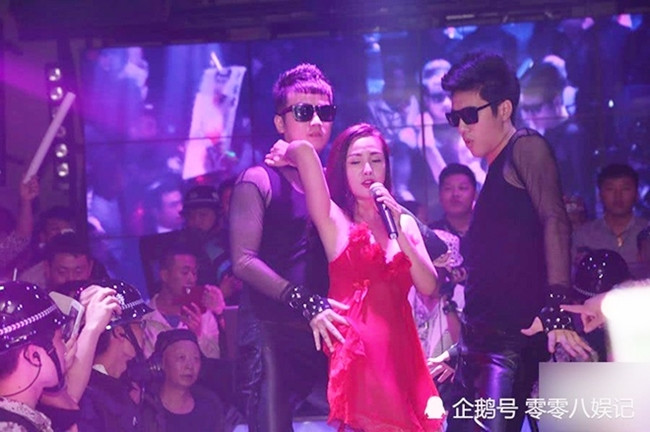 Theo inews.qq, đầu tháng 6 vừa qua, Can Lộ Lộ bị bắt gặp đi hát quán bar với bộ đồ giống như váy ngủ. Hình ảnh được người hâm mộ chụp lại và đăng tải lên mạng xã hội giúp tên tuổi người đẹp "bị đuổi khỏi showbiz" hot trở lại. Trong ảnh, diễn viên sinh năm 1985 mặc bộ đồ rất sexy được QQ nhận xét giống trông giống như váy ngủ, đang uốn éo bên các vũ công nam, xung quanh khán giả đều là nam giới.