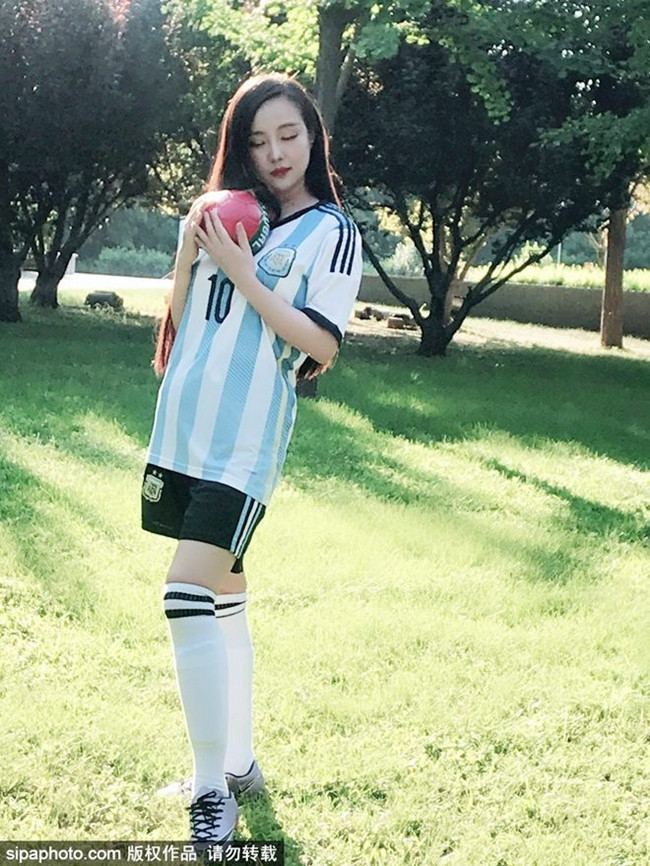 Cách đây 1 tháng, nữ diễn viên Can Lộ Lộ cũng chia sẻ bộ ảnh chụp cùng trái bóng tròn cổ vũ cho tuyển Argentina tại World Cup 2018.