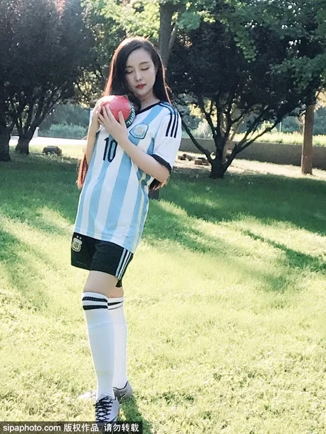 Cách đây 1 tháng, nữ diễn viên Can Lộ Lộ cũng chia sẻ bộ ảnh chụp cùng trái bóng tròn cổ vũ cho tuyển Argentina tại World Cup 2018.