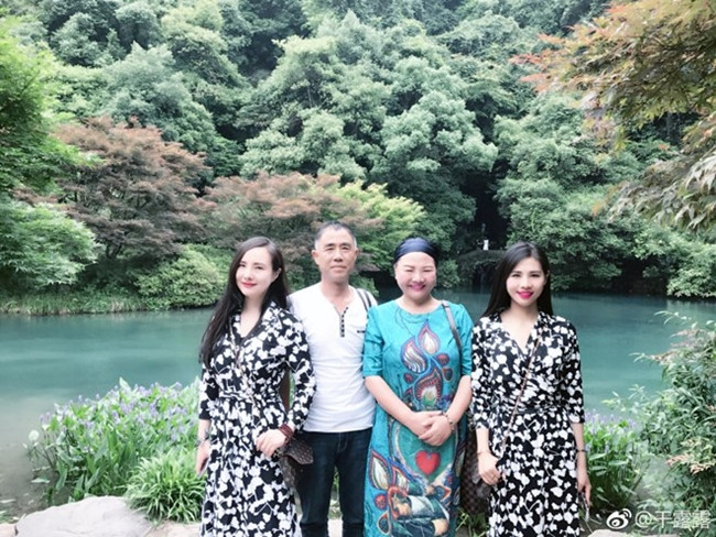 Người đẹp tự hào khoe ảnh cả gia đình cùng du lịch gần đây. Cô và em gái Can Mao Mao diện đồ đôi.