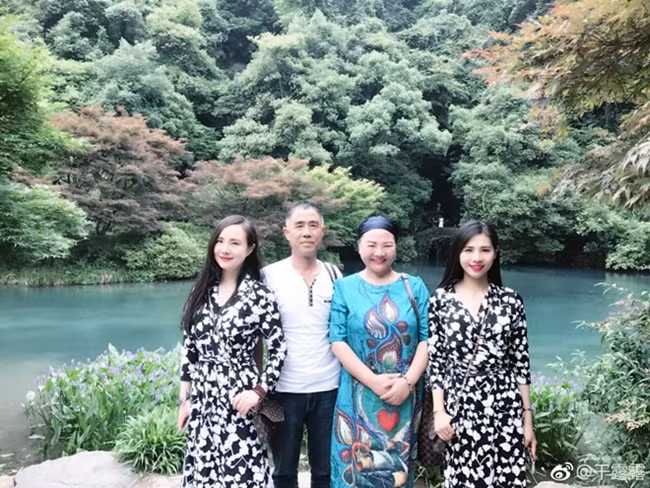 Người đẹp tự hào khoe ảnh cả gia đình cùng du lịch gần đây. Cô và em gái Can Mao Mao diện đồ đôi.