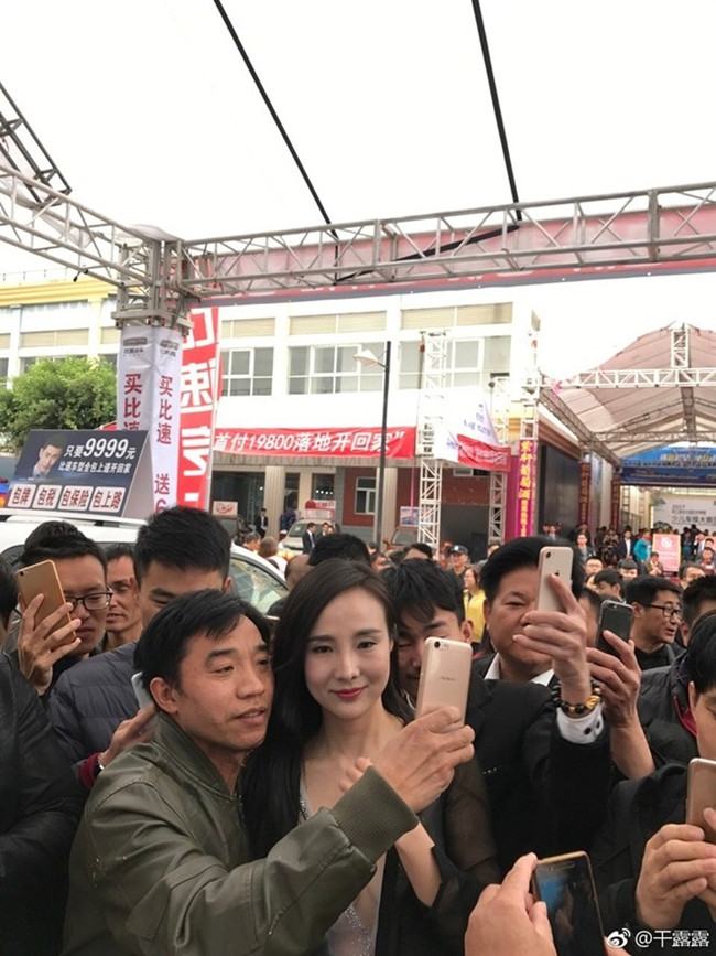 Dù tên tuổi không còn hot như xưa song Lộ Lộ vẫn là người đẹp được nhiều nam giới yêu thích. Khi tham gia một sự kiện, cô bị nhiều fan nam "quây kín" để chụp hình kỉ niệm.