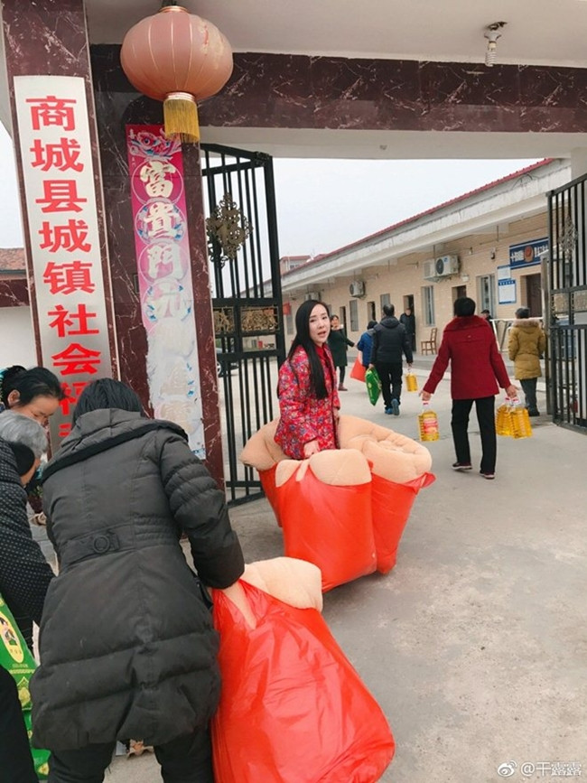 Nữ diễn viên mặc đồ giản dị không ngại "tay xách nách mang" những bao chăn nặng.