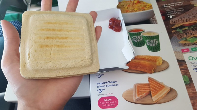 Bánh mì phô mai thịt xông khói không giống như hình ảnh minh họa của hãng hàng không Hà Lan.