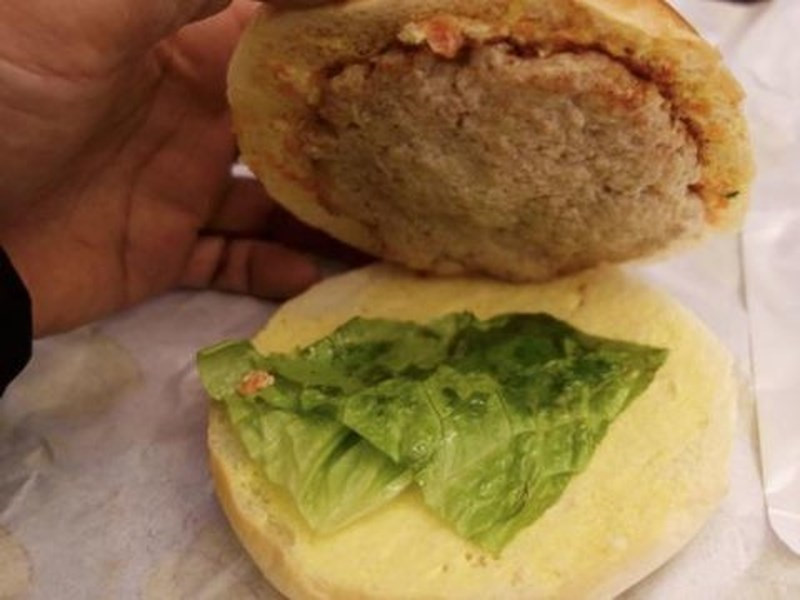 Hamburger của hãng hàng không ở Triều Tiên. Đây là món ăn duy nhất bạn có thể gọi khi đi máy bay hãng này với phần bánh gồm thịt, lá rau diếp đầy nước và bơ ăn liền.