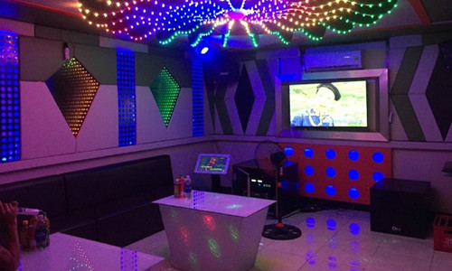 Nghề tay vịn karaoke giờ cũng được rao tin "tuyển dụng" như bao nghề khác. Ảnh minh họa.