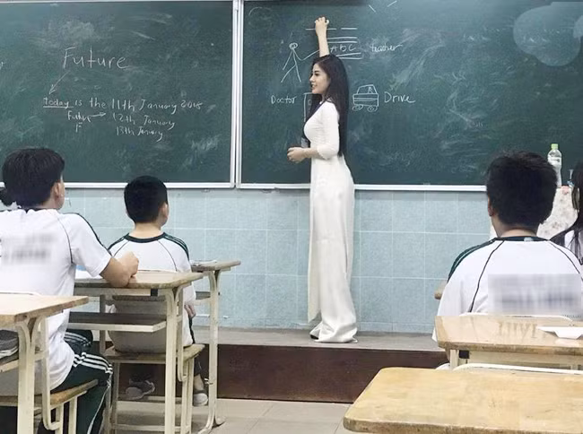 Sau nữ giảng viên nóng bỏng của trường Đại học Quốc gia Hà Nội, Trần Đình Thanh Nhàn là cái tên tiếp theo khiến dân mạng "đứng ngồi không yên" vì quá xinh đẹp, quyến rũ. Thanh Nhàn là giáo viên Anh Văn của một trường tư thục tại TP.HCM.