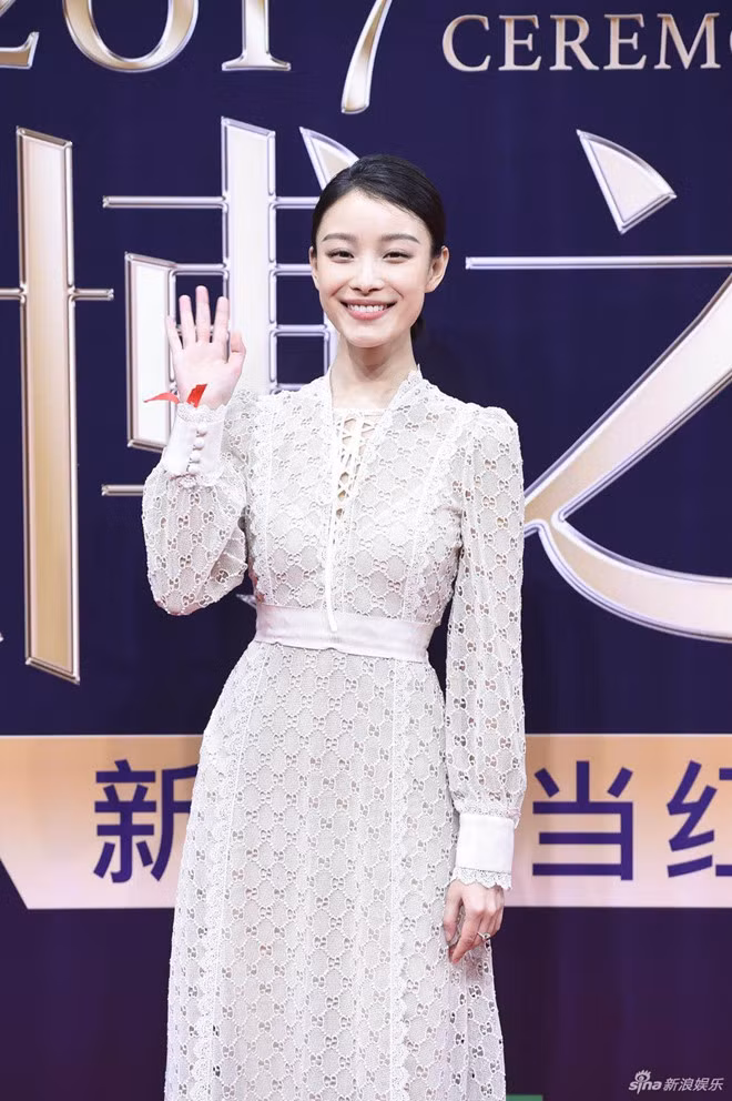 Nghê Ni kín cổng cao tường với đầm ren trắng.