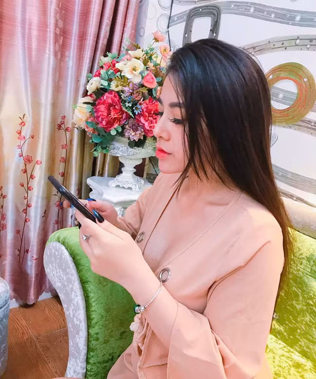 Và dân mạng được một phen bất ngờ trước loạt ảnh đời thường gợi cảm của Thanh Nhàn. Cô giáo trẻ khá tự tin và phóng khoáng.