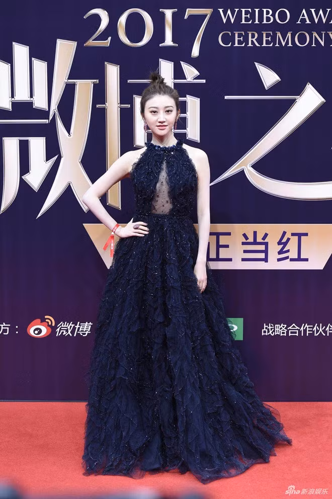 Ngôi sao của mạng xã hội Trung Quốc năm 2017 - Cảnh Điềm. Đây cũng là sự kiện thảm đỏ đầu tiên của Cảnh Điềm trong năm 2018.