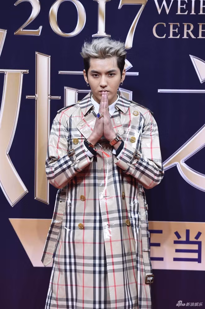 Ngô Diệc Phàm lạnh lùng khi xuất hiện. Anh giữ im lặng trước những thắc mắc liên quan đến ồn ào đời tư gần đây. Ngô Diệc Phàm liên tục vướng nghi vấn là "trai hư" showbiz Hoa ngữ.