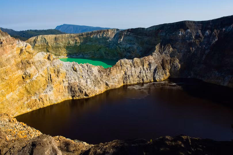 6. Kelimutu Kelimutu Volcano bao gồm 3 hồ khác nhau, nằm cách nhau không xa. Hồ đầu tiên là Tiwu Ata Mbupu, hồ thứ hai là Tiwu Nuwa Muri Koo Fai, hai hồ này có màu xanh khác nhau và Tiwu Ata Polo là hồ có màu đỏ. Nguồn gốc của sự kết hợp màu sắc độc đáo là kết quả của hoạt động núi lửa. Các hồ này là một điểm thu hút khách du lịch phổ biến và cũng thu hút nhiều nhà địa chất. Thực tế là ba hồ có màu sắc khác nhau nhưng chúng cùng nằm trên một ngọn núi lửa.