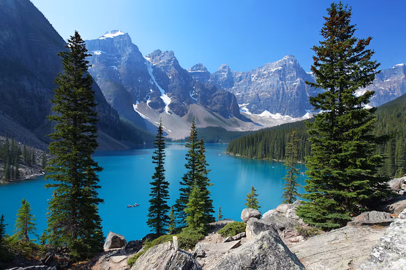 4. Hồ Moraine Hồ Moraine, nằm trong Vườn Quốc gia Banff. Hồ này được biết đến với màu xanh tuyệt đẹp của nó. Màu sắc của hồ là do ánh sáng khúc xạ trên bột đá. Hồ Moraine được bao quanh bởi dãy núi Rocky nổi tiếng của Canada. Có nhiều tuyến đường đi bộ leo núi xung quanh hồ Moraine, tuy nhiên bạn cần phải chuẩn bị kĩ lưỡng để tránh gặp phải loài gấu.