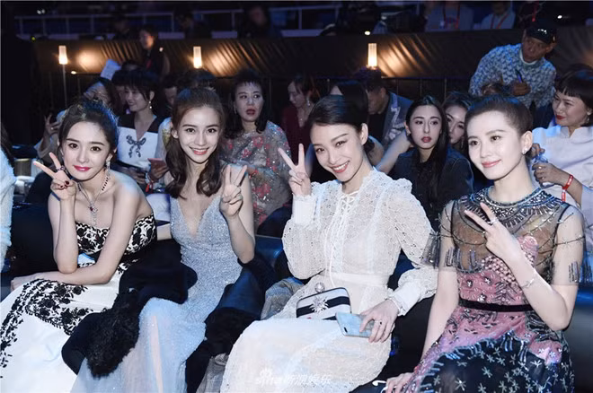 Bốn hoa đán đang lên của màn ảnh Hoa ngữ - Dương Mịch, Angelababy, Nghê Ni và Lưu Thi Thi vui vẻ khi chụp ảnh chung.