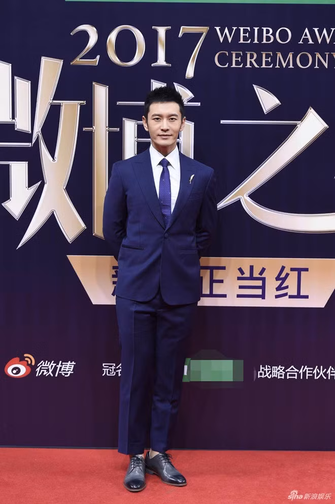 Cũng dự thảm đỏ Weibo nhưng Huỳnh Hiểu Minh không đi cạnh bà xã như kỳ vọng. Nam diễn viên họ Huỳnh là nghệ sĩ hoạt động mạng xã hội thường xuyên.