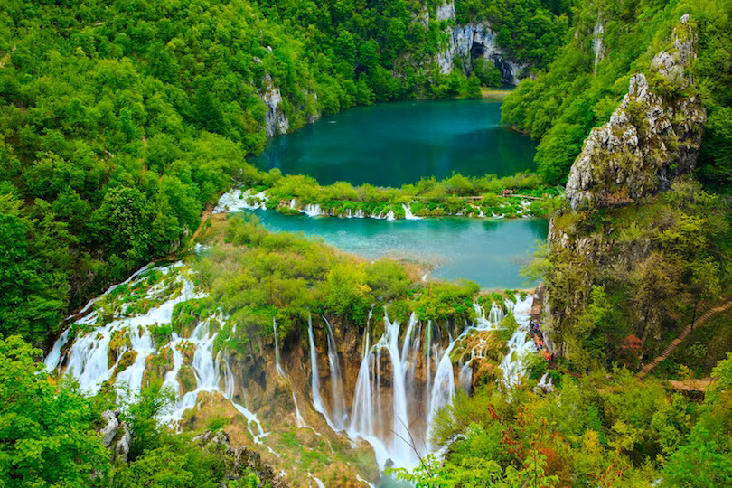 1. Hồ Plitvice Một trong những điểm thu hút khách du lịch hàng đầu của Croatia là Plitvice. Plitvice bao gồm 16 hồ nước nằm gần biên giới của Bosnia và Herzegovina. Những hồ nước đẹp nổi tiếng với màu sắc độc đáo của chúng, bao gồm màu xanh lục, xanh lam, xanh lam và xám. Màu sắc của hồ thay đổi liên tục, tùy thuộc vào số lượng khoáng chất hoặc thời gian mặt trời chiếu sáng trong ngày.