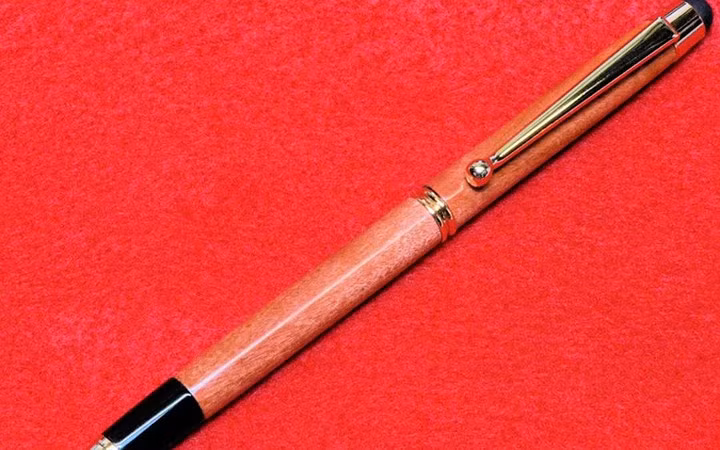 Pink Ivory (gỗ hồng ngà) có màu đỏ hồng rất đẹp. Đây là loại gỗ quý của châu Phi, thường được sử dụng để sản xuất gậy bi-a, cán dao, đồ mỹ nghệ... Khi đánh lên sáng bóng, gỗ hồng ngà được cho là quý giá như kim cương.