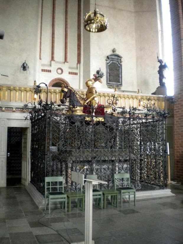 Vụ đánh cắp táo tợn xảy ra khi vương miện đang được trưng bày trước công chúng tại một nhà thờ.