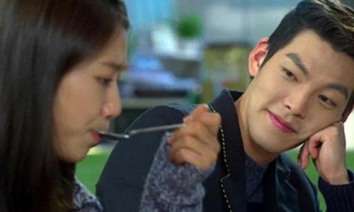 Dù không rực rỡ như hoa nhưng phụ nữ kém sắc vẫn dư sức khiến đàn ông say mê như điếu đổ - Ảnh minh họa: Internet