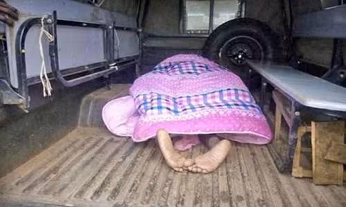 Hai người không thể tách ra được nên được quấn 1 chiếc chăn để đưa ra khỏi khách sạn.