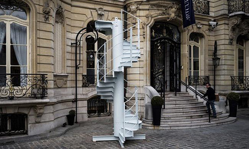 Dai gia bi an chi 4,4 ty mua... mot doan cau thang cu