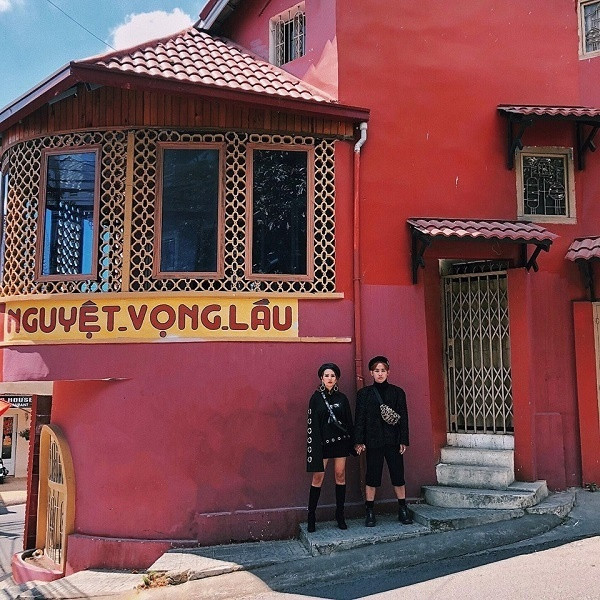 Cũng giống như nhiều bạn trẻ khác, Đăng Khoa và Ý Nhi đã đặt chân đến nhiều địa danh nổi tiếng của Đà Lạt như: Làng cù lần, quảng trường lâm viên, hồ Xuân Hương, trường Cao đẳng Sư phạm, Nguyệt vọng lầu, tiệm bánh Cối xoay gió, cây thông cô đơn, đồi chè...