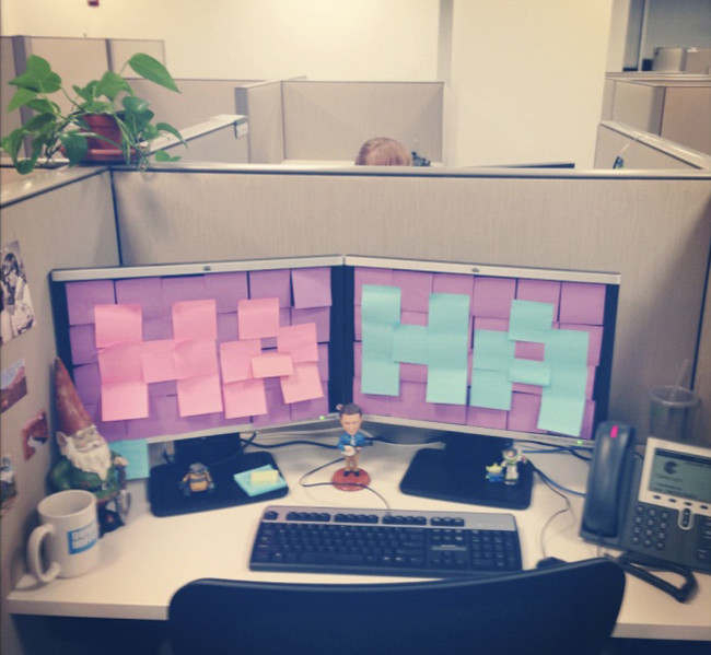 Ra ngoài có một tí mà về bàn làm việc ra nông nỗi này đây.