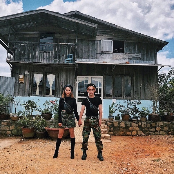 Và mới đây, chuyến đi Đà Lạt 3 ngày 4 đêm của đôi bạn thân này đã khiến nhiều dân mạng phải sửng sốt bởi concept ảnh 'Hậu duệ mặt trời' cực chất và có thần thái. Đăng Khoa chia sẻ, cả hai chọn Đà Lạt làm điểm đến trong lần này là vì đều thích cái se se lạnh nơi đây, cảnh vật thì non nước hữu tình dễ dàng cho việc lưu lại những bức ảnh đẹp.